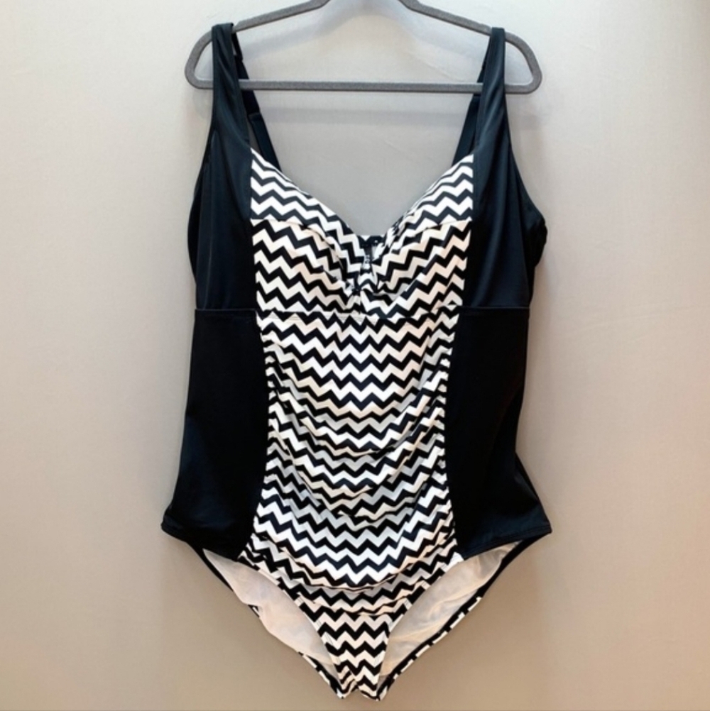 Torrid Size 4 Black & White Chevron One Piece Swimsuit | Plus Size 4X image 2